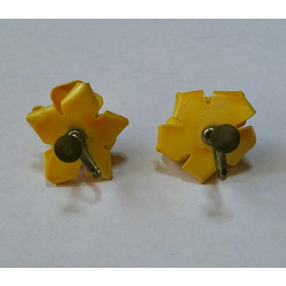 Vintage celluloid yellow rose screwback earrings - Picture 3 of 3